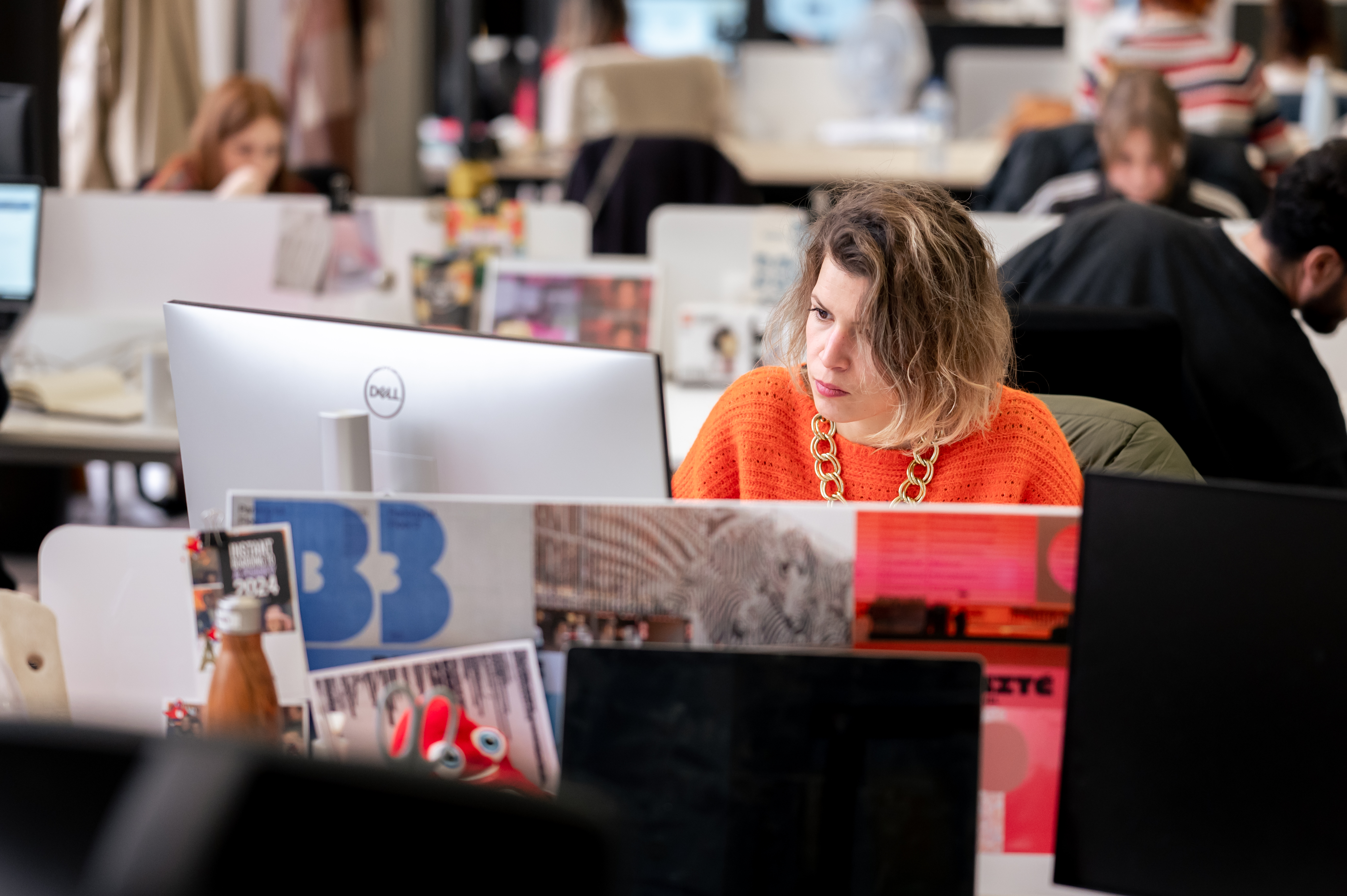 Femme travaillant à son bureau dans une agence de design