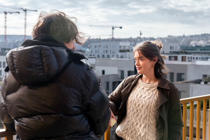 Deux personnes parlant sur un balcon