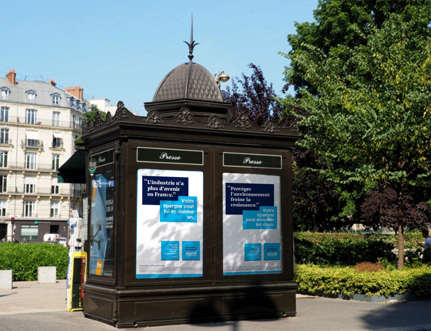 Un kiosque avec deux affiches pour une campagne Amundi
