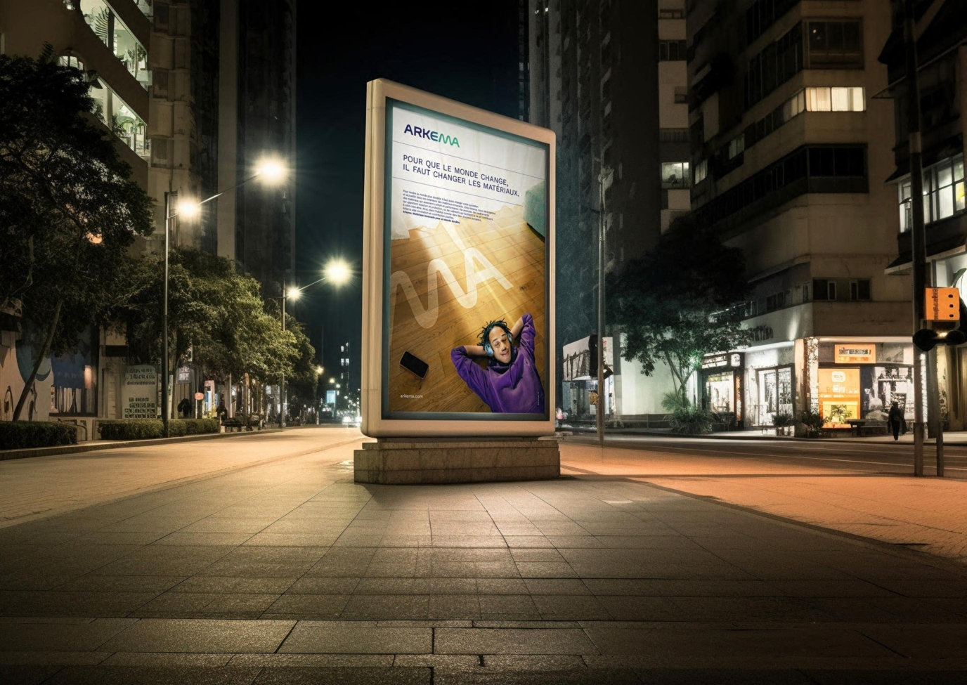 Image d'un écran digital au milieu de la ville avec une pub Arkema