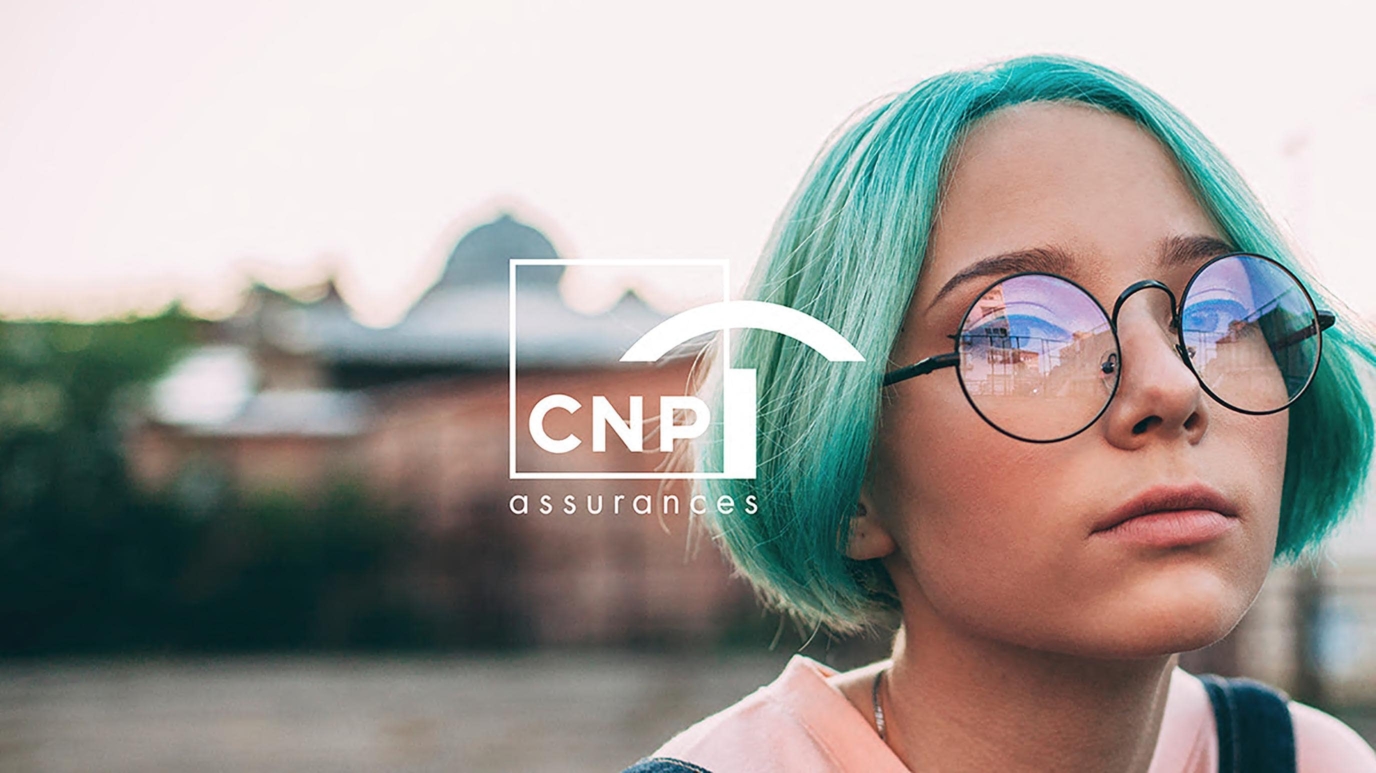 Une femme avec des lunettes regardant en face d'elle avec le logo CNP