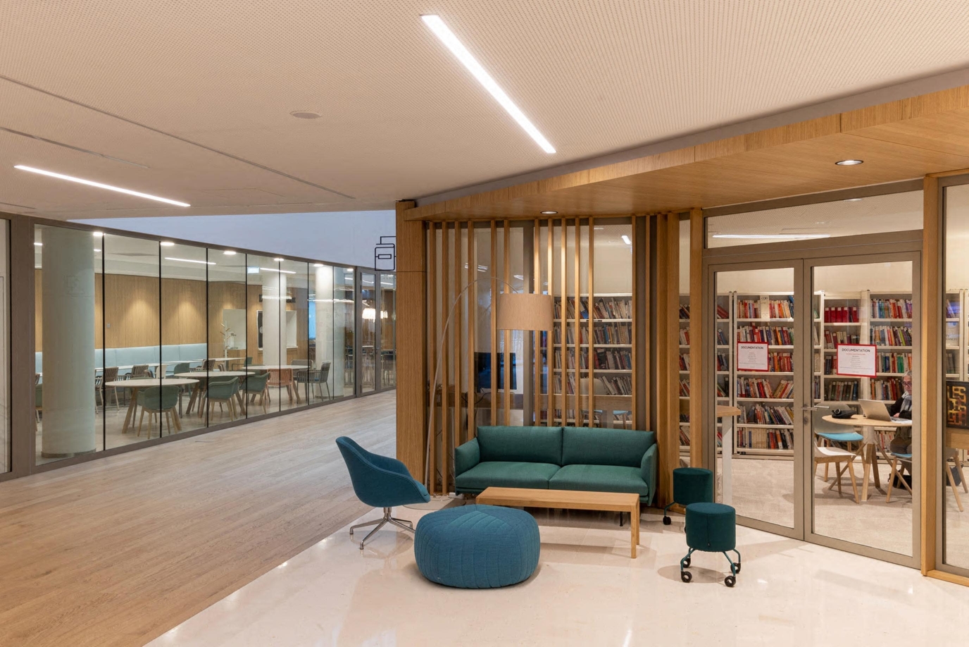 Intérieur d'un bâtiment avec une bibliothèque et une salle vitrée