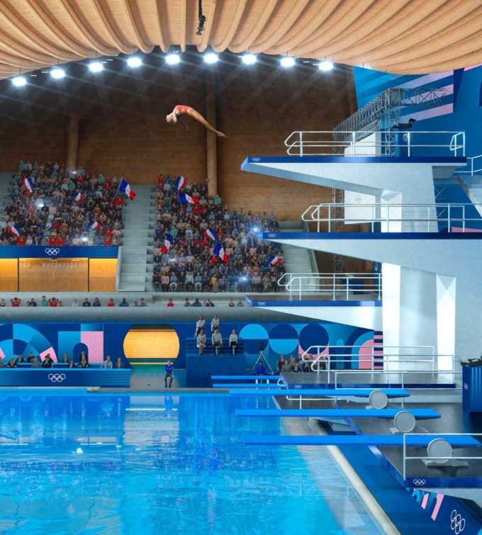 Femme sautant d'un plongeoir dans une piscine olympique