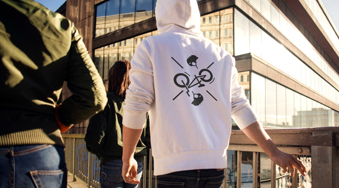 Homme portant un hoodie Paris 2024 avec un pictogramme dessus