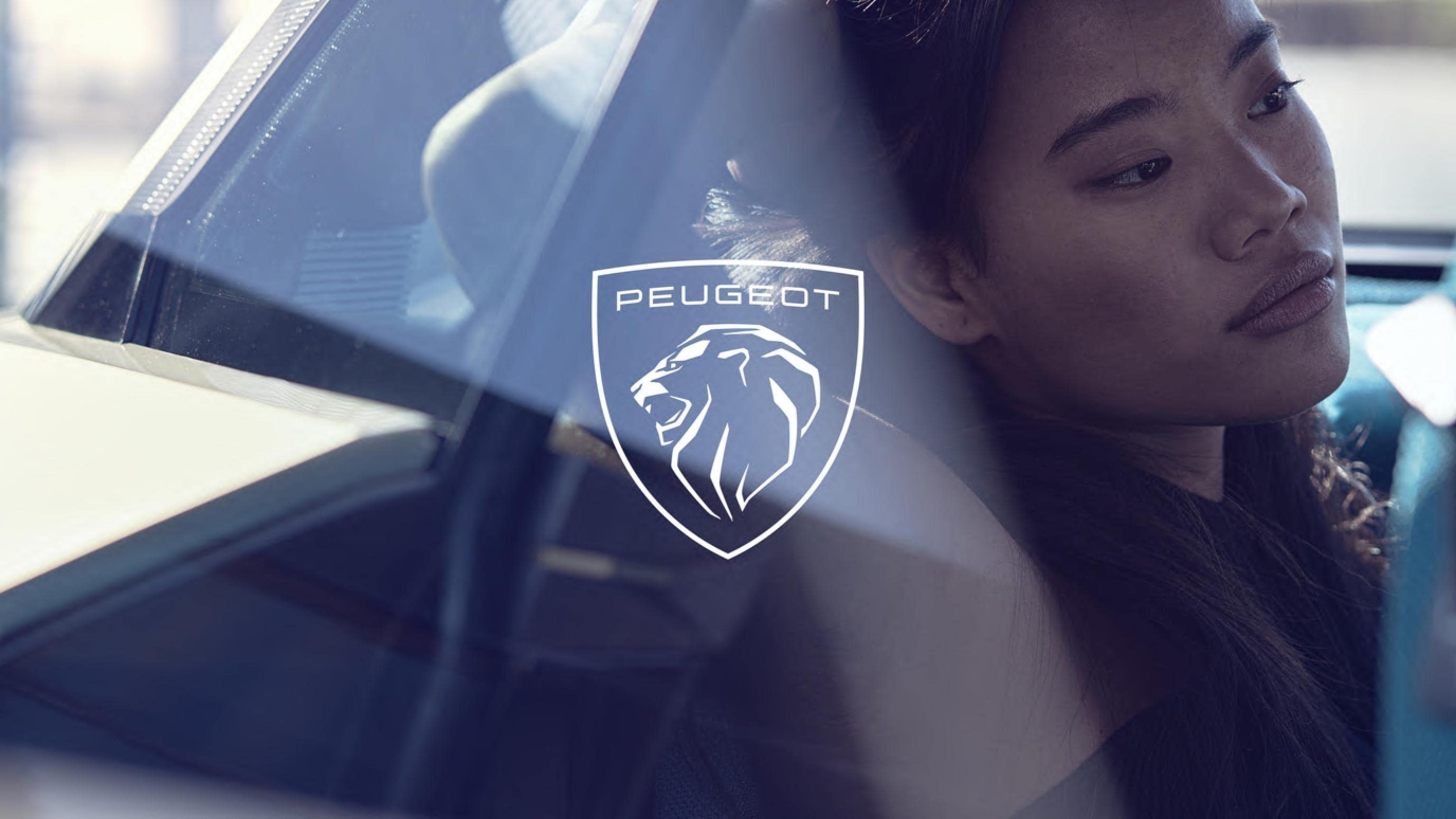 Une femme dans une voiture Peugeot