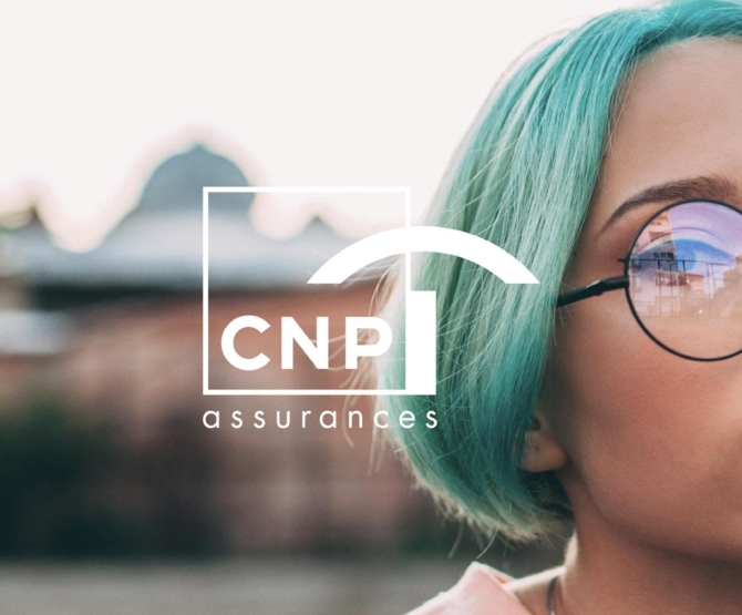 Personne avec des lunettes regardant devant elle avec le logo CNP
