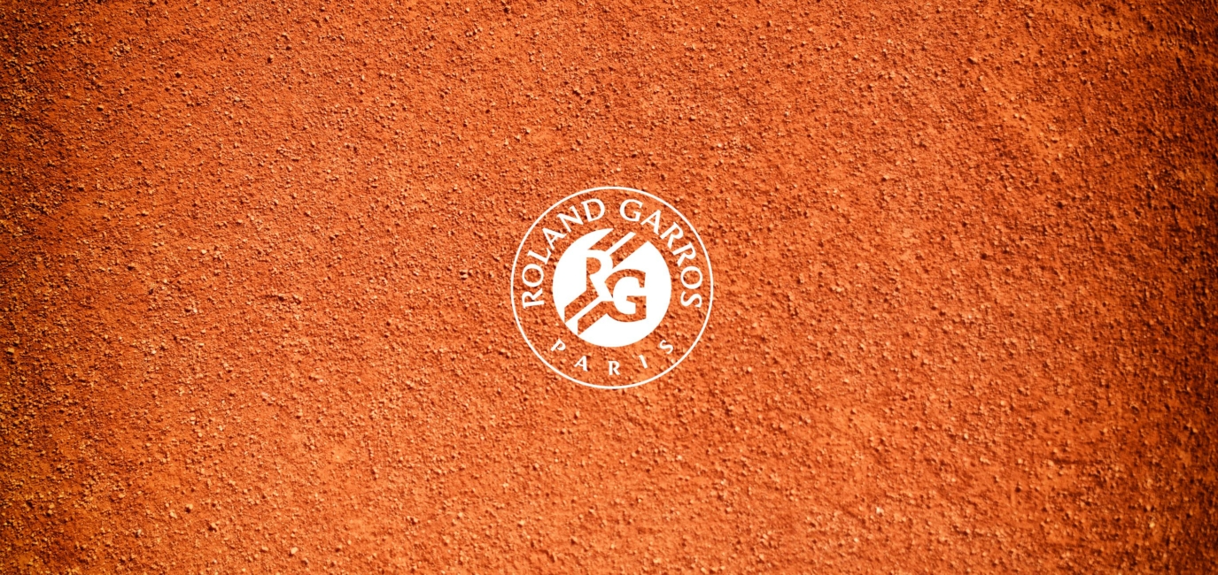 Logo Roland Garros sur un fond de terre battue