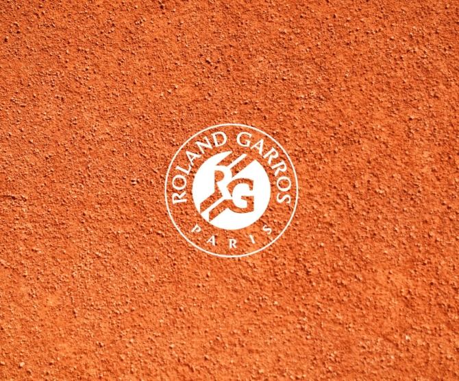 Logo Roland Garros sur un fond de terre battue