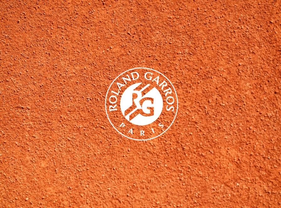 Logo Roland Garros sur un fond de terre battue